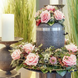 Blumenschmuck-1-300x300 Zettel mit Händen Bestattungsauftrag