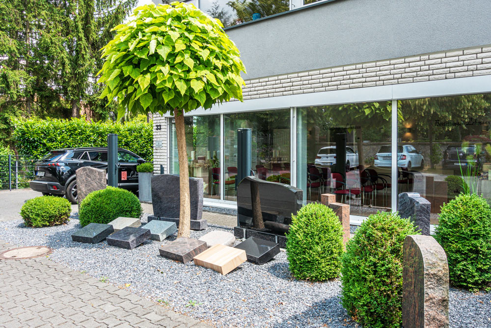 Bestattungen-Lohmann-Fassade_Grabsteine